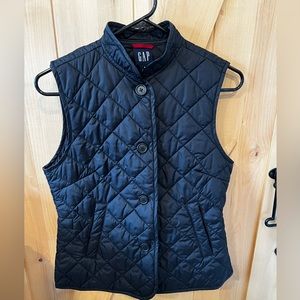 GAP women’s lightweight button up quilted vest black small